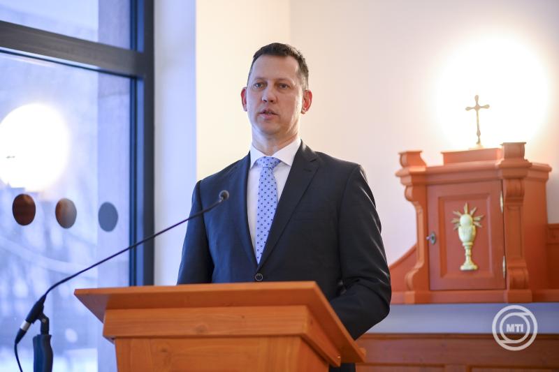 Az állam az egyházakkal együttműködve segíti az idős embereket