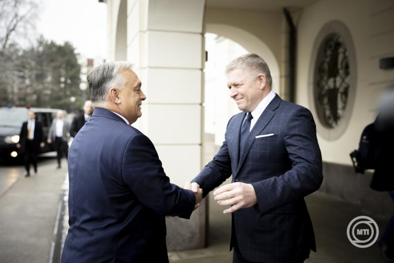 Az energiabiztonságról és Ukrajnáról is tárgyal Orbán Viktor Pozsonyban