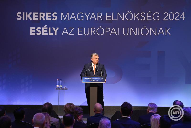 Egy patrióta, békepárti, migrációt elutasító, családpárti elnököt kapott Washington