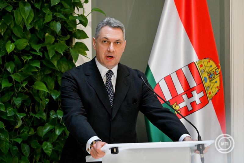 Tízpontos vállalást tett a közösségi közlekedés színvonalának javítására a miniszter