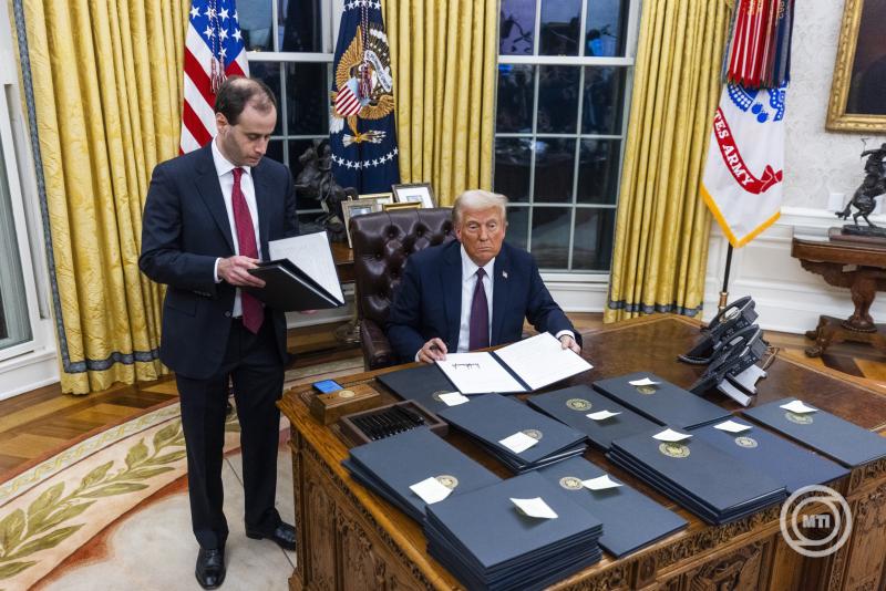 Támogatóinak tömege előtt írta alá első elnöki rendeleteit Trump