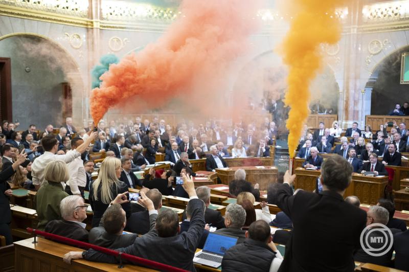 Pirotechnikai eszközökkel akcióztak a Parlamentben