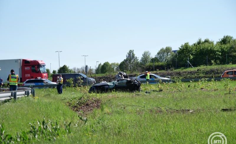 Herceghalomnál hárman meghaltak az M1-es autópályán történt balesetben