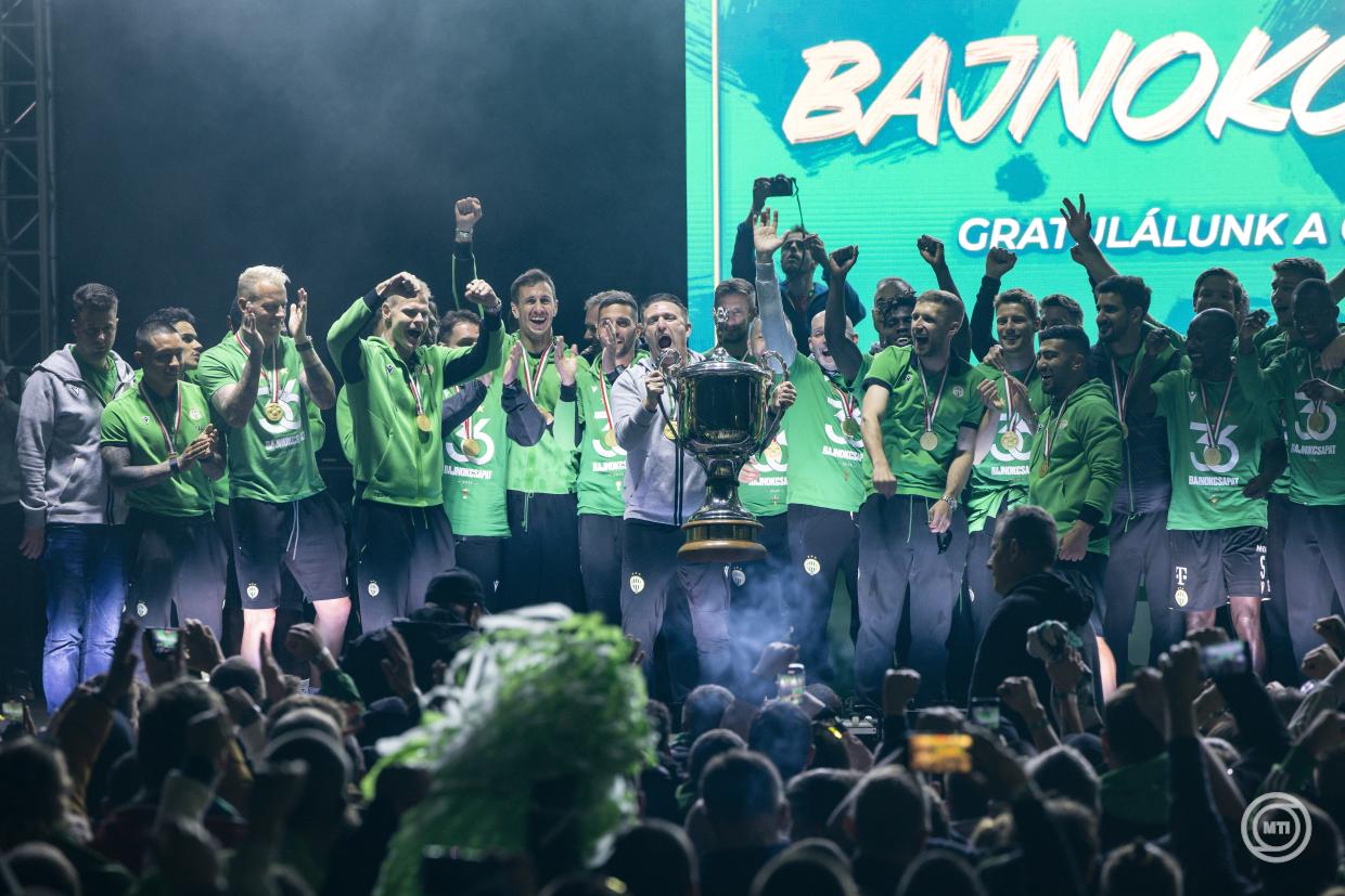 Több ezren köszöntötték a Ferencvárost a Groupama Arénánál