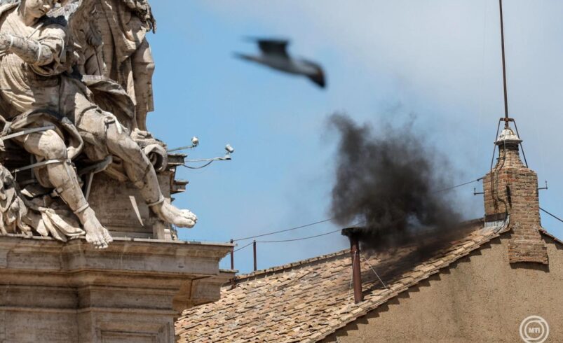 Ismét fekete füst szállt fel a Sixtus-kápolna kéményéből