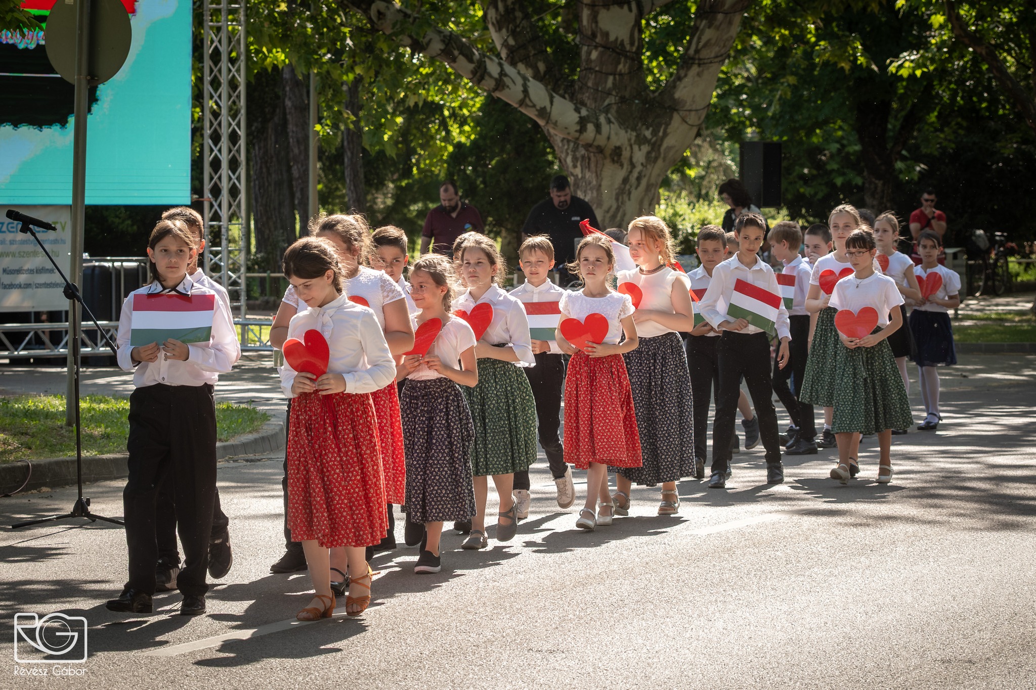 Zászlókat és szíveket lobogtattak a Nemzeti Összetartozás Napján Csongrádon