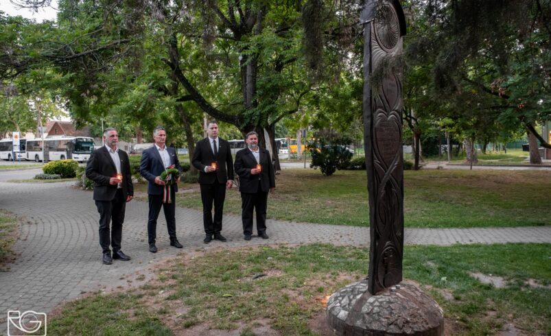 2025-ben is csak a Mi Hazánk Mozgalom koszorúzott a Trianon-kopjafánál Csongrádon
