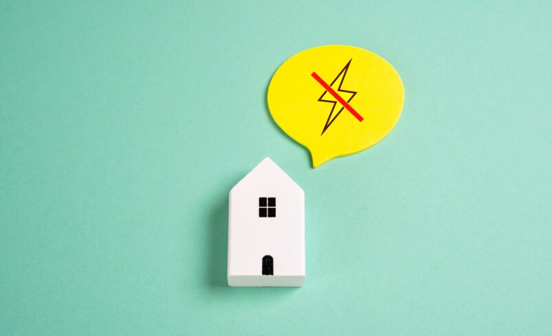 Power outages in the home. Blackout. Lack of autonomy at home. Sudden loss of electricity.