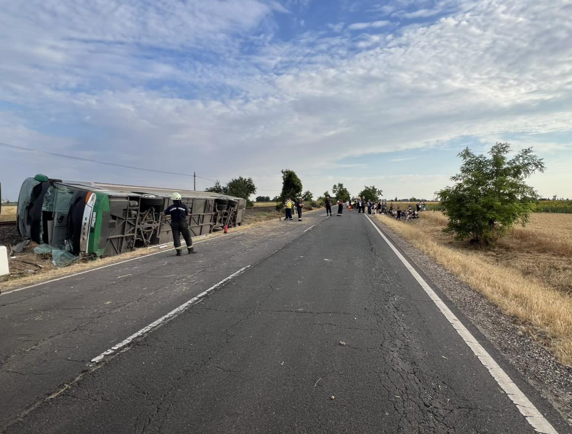 Egy autóbusz borult az útárokba Kungyalu külterületén