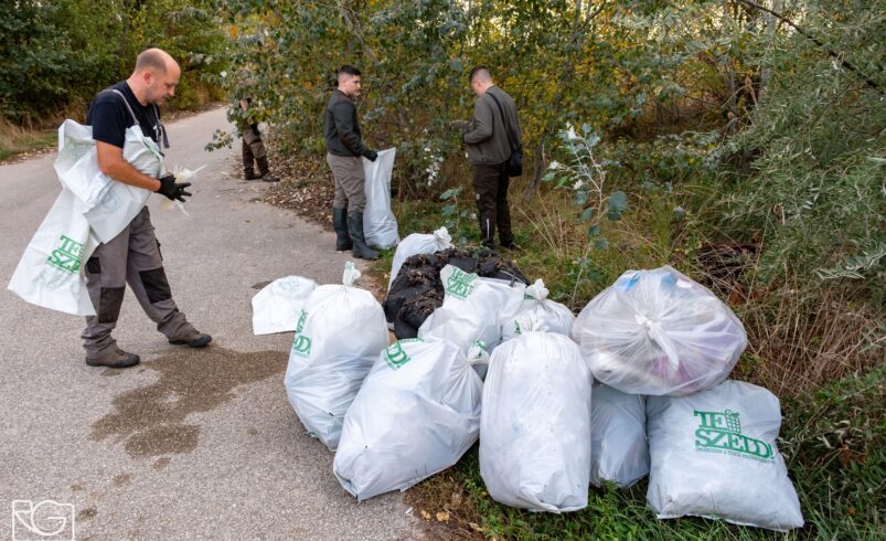 Diákok szedték a szemetet Csongrádon